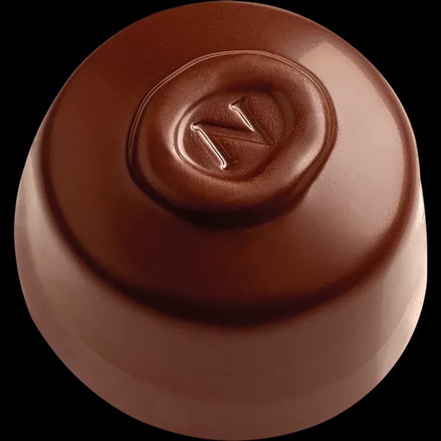 Dôme de chocolat au lait frappé d'un médaillon
